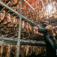 腊肉怎么选？烟熏香浓但藏致癌物，风干清爽却怕过硬，吃对才健康