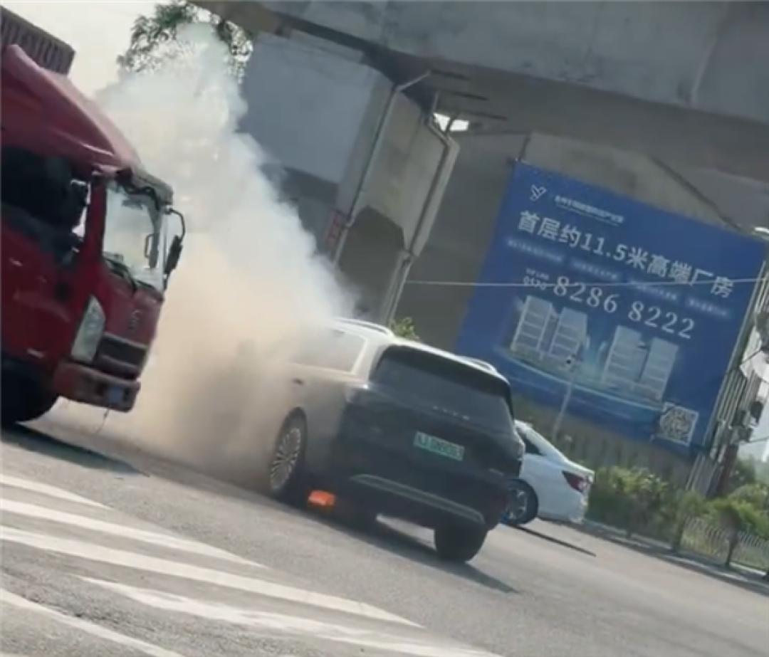 问界回应M9道路中间起火：前车掉落金属部件拖行后致起火 非车辆自身导致
