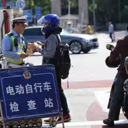 电摩车主注意！挂电车绿牌直接扣车扣分，官方处罚标准出炉