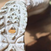 HOKA KAHA 2和悍途高帮徒步鞋怎么选？防滑、舒适、性价比实测对比