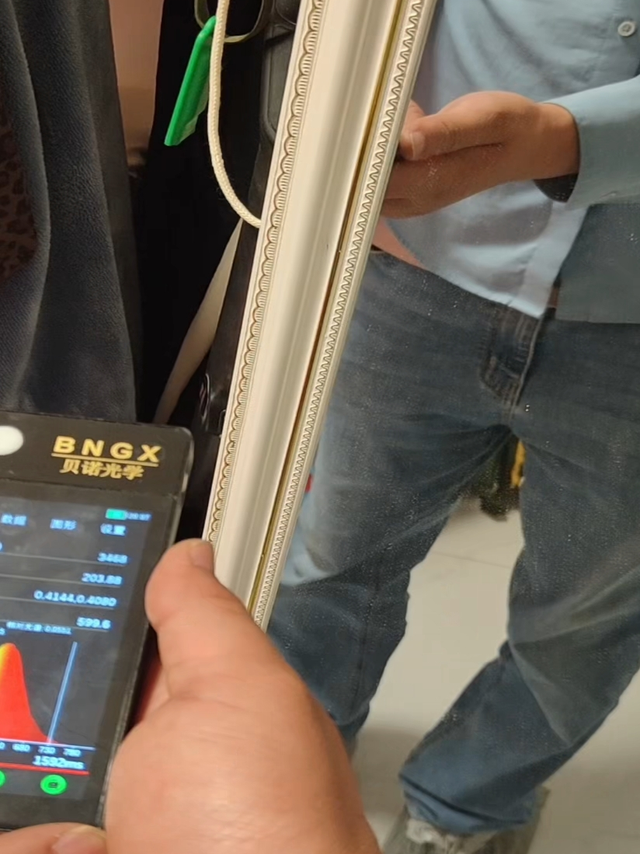 这个吸顶灯有一点点尴尬