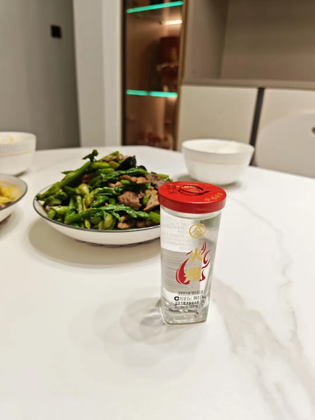 年轻人微醺首选｜五粮液迷你口杯酒，小酌氛围感拉满