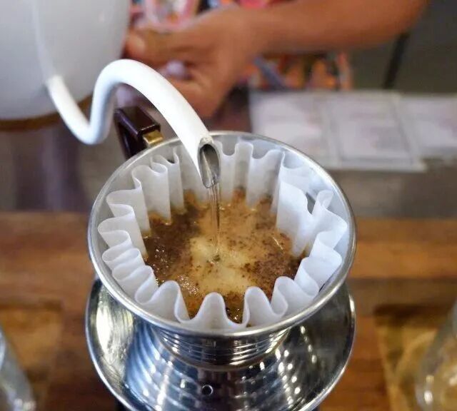 V60经典款VS RAN凹槽款：手冲新手该选谁？风味、稳定性和适用场景全解析