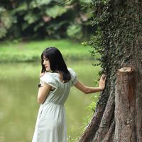 适马56mm F1.4 vs 索尼50mm F1.8：人像镜头怎么选才不踩坑？