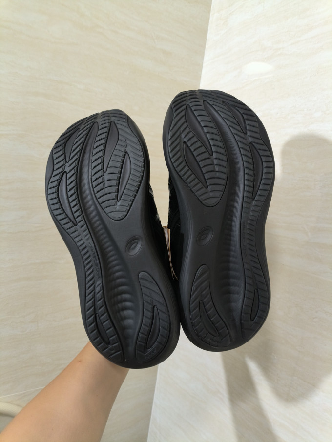亚瑟士跑鞋