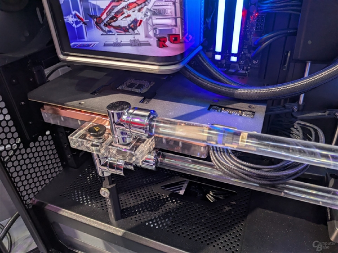 华硕RTX 5090彻底疯了!一条16针电源线48V电压、1000W功率