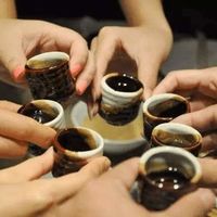 年轻人为何抢着喝劲酒?小瓶装+草本味=理性微醺新选择