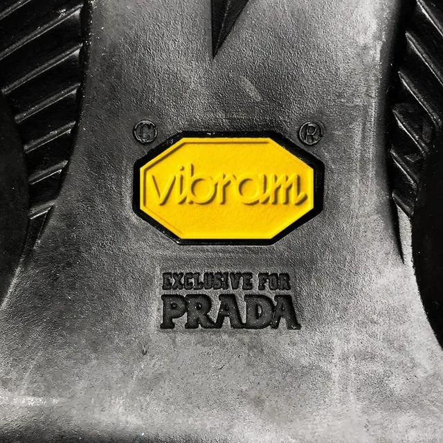 别被“Vibram大底”骗了！雨天石板路真正防滑的鞋长这样