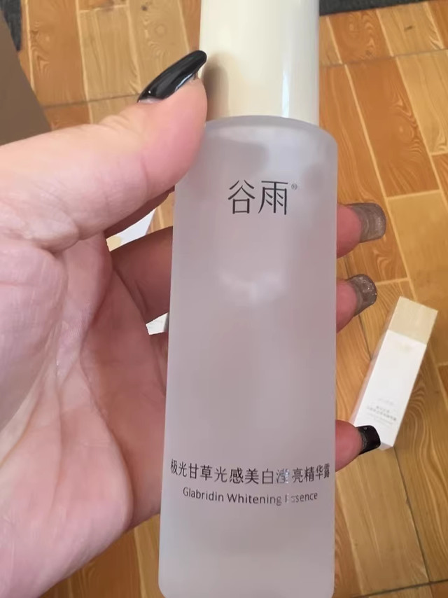 熬夜党的去黄救星，这瓶谷雨光感水我愿称之为"素颜底气"