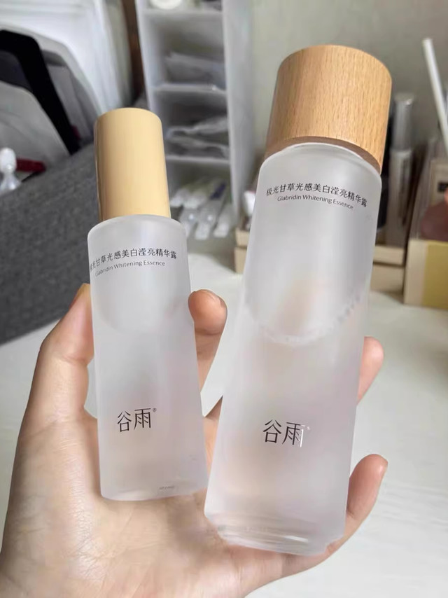 熬夜黄皮的救场密码，我靠这瓶谷雨光感水撑过了加班季