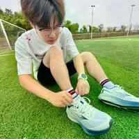 三款缓震跑鞋深度横评：通勤、长距离、大体重该怎么选？