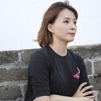 董卿去爬长城，也要穿得这么时髦！黑色T恤+九分裤，小白鞋真减龄