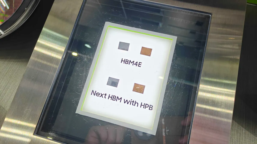 三星展示首款搭载Heat Path Block散热技术的HBM5实体模型
