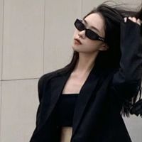 西装外套不要再搭配衬衫了，学成都女生内搭抹胸，又美又飒好时髦