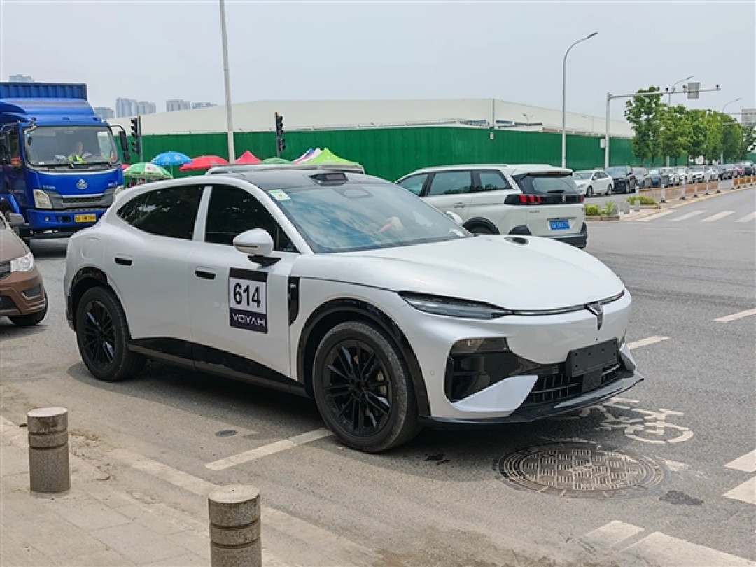 又一国产FUV!岚图追光S实车曝光:运动姿态确实帅