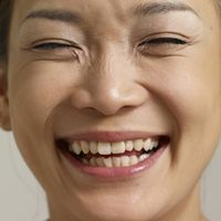 抗蓝光眼霜真能防“电脑眼”？两款热门产品实测对比