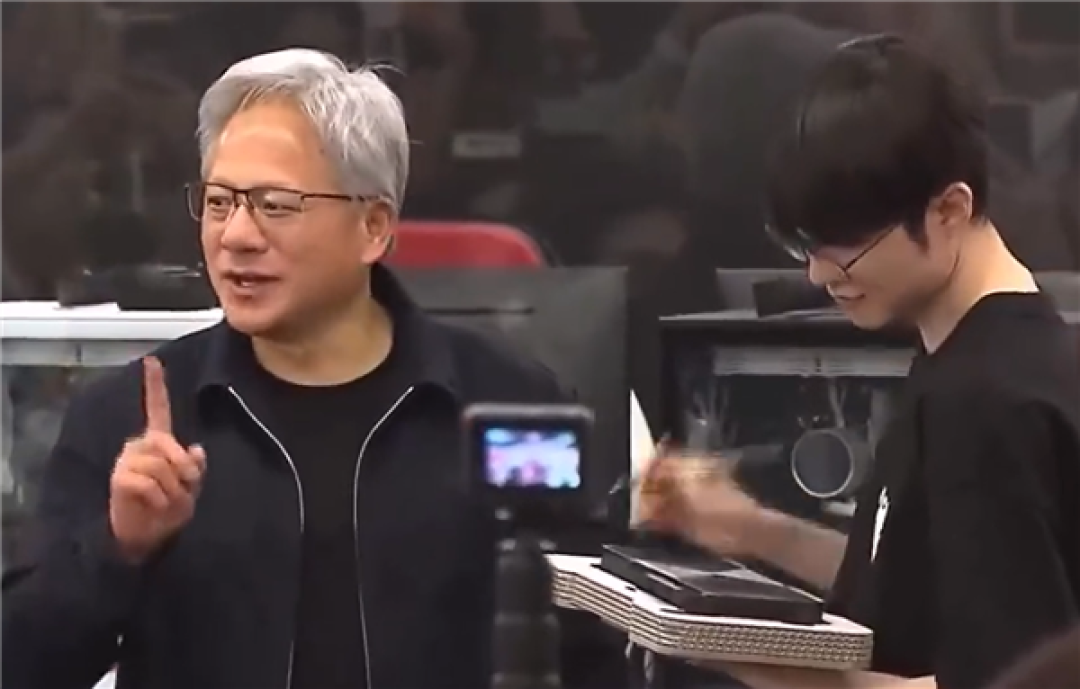 黄仁勋与Faker同框比经典手势 双签RTX 5090显卡现场宠粉
