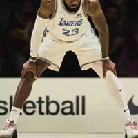 LeBron 21 vs 22实战横评：300元档怎么选才不踩雷？