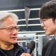 黄仁勋突袭 T1 网吧调侃 Faker：你用的 4070 已经是古董了！