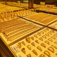 金价跌破980元/克，品牌首饰为何还卖1360？