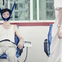 “吊颈健身”爆火公园，医生紧急警告：这动作可能让你瘫痪