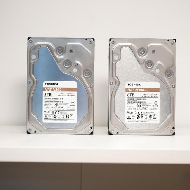 8TB NAS硬盘怎么选？东芝N300和希捷酷狼深度对比，静音、缓存、数据救援谁更值