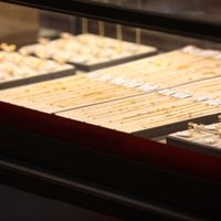 金价大跌20%！金饰、金条、ETF到底该买哪种？