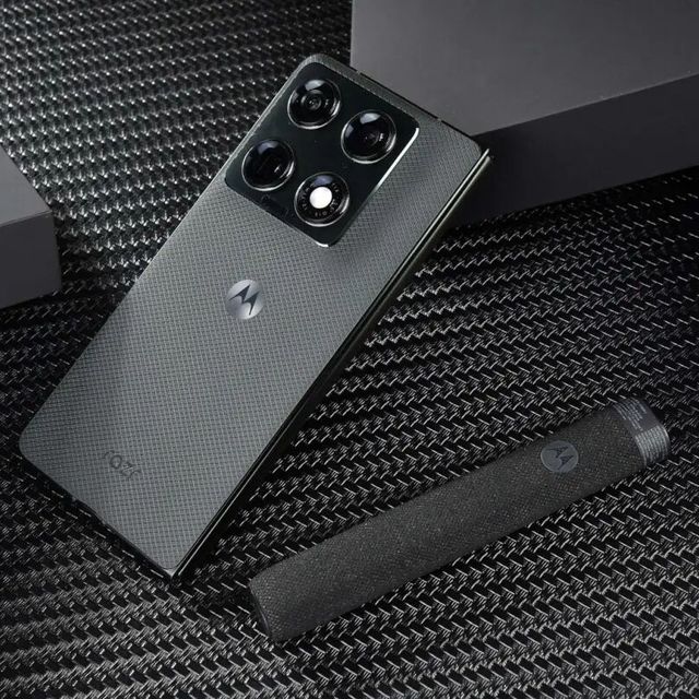 联想moto razr fold发布，9999元起主打AI商务折叠
