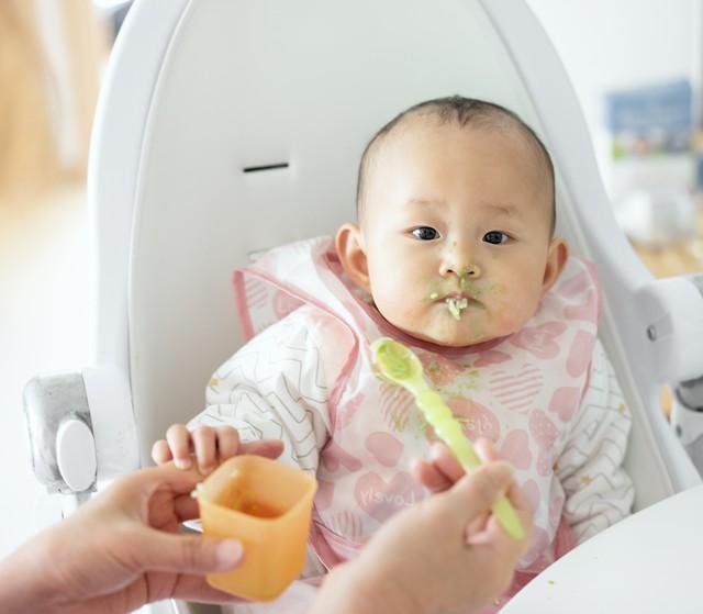 别被“秒光盘”骗了！宝宝第一口辅食的真实模样远没那么完美