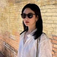 宋慧乔度假带火一种全新穿法：格纹吊带裙+草帽，真是时髦又洋气