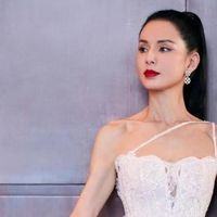 李若彤完全忽略了大婶的年龄，穿紧身抹胸秀傲人的身材，气质惊艳