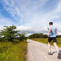 晨跑穿运动背心惹争议：公共空间着装边界何在？