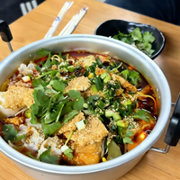 重庆人吃麻辣烫冒菜避坑指南:哪种更划算不踩雷?
