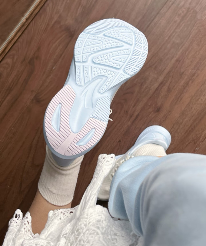 安踏跑鞋