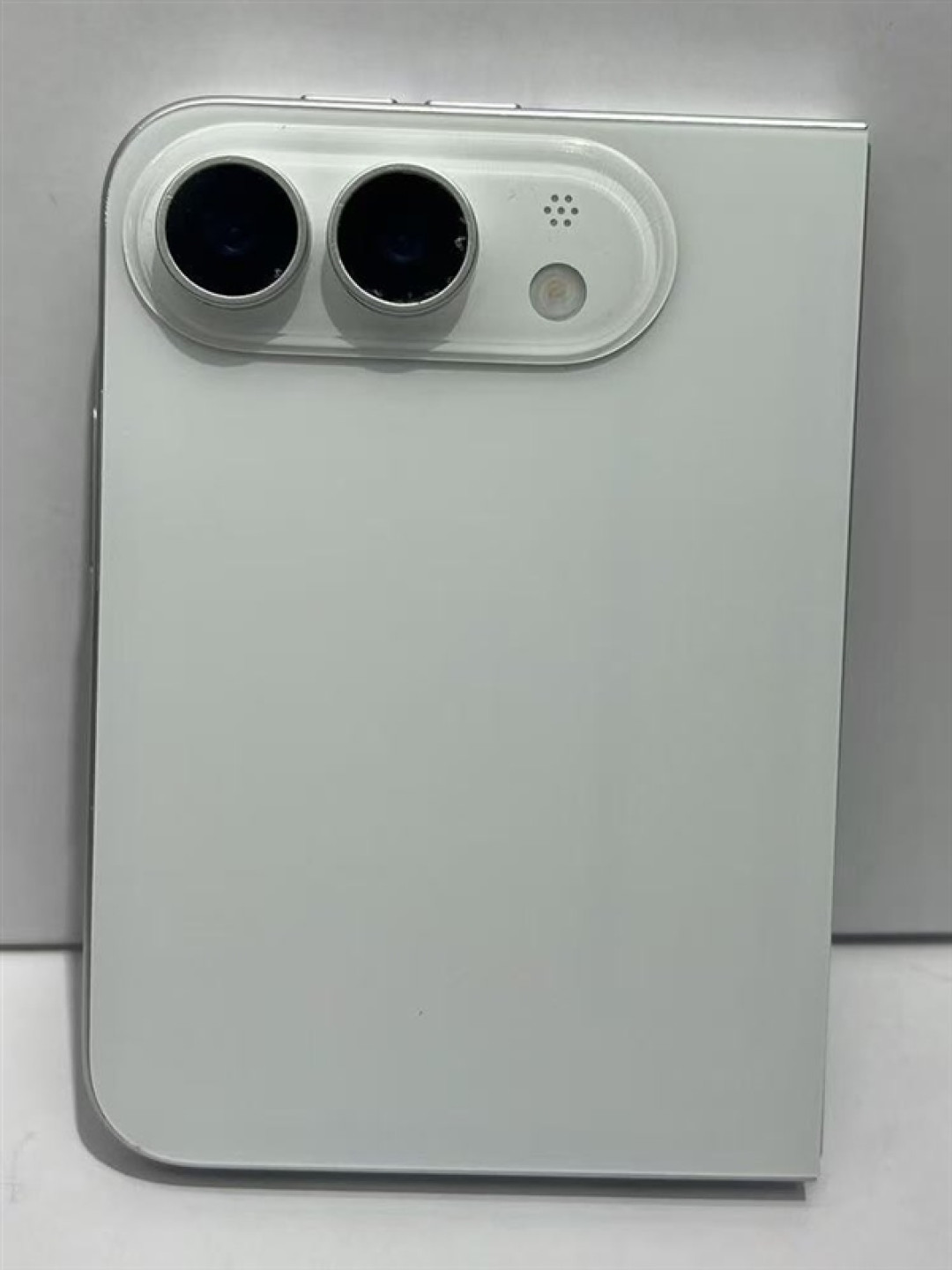 苹果最贵手机!iPhone Fold折叠屏机模细节公布:只有白色