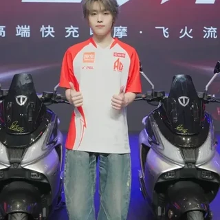 台铃扔出一枚“王炸”：飞火流星系列亮相，电摩也能上汽车快充桩了