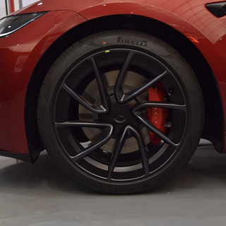 30万级纯电性能轿车对决：Model 3和Polestar 2谁更值得买？