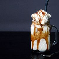 鸭屎香奶茶爆火，竟是年轻人爱上单丛茶的入口？