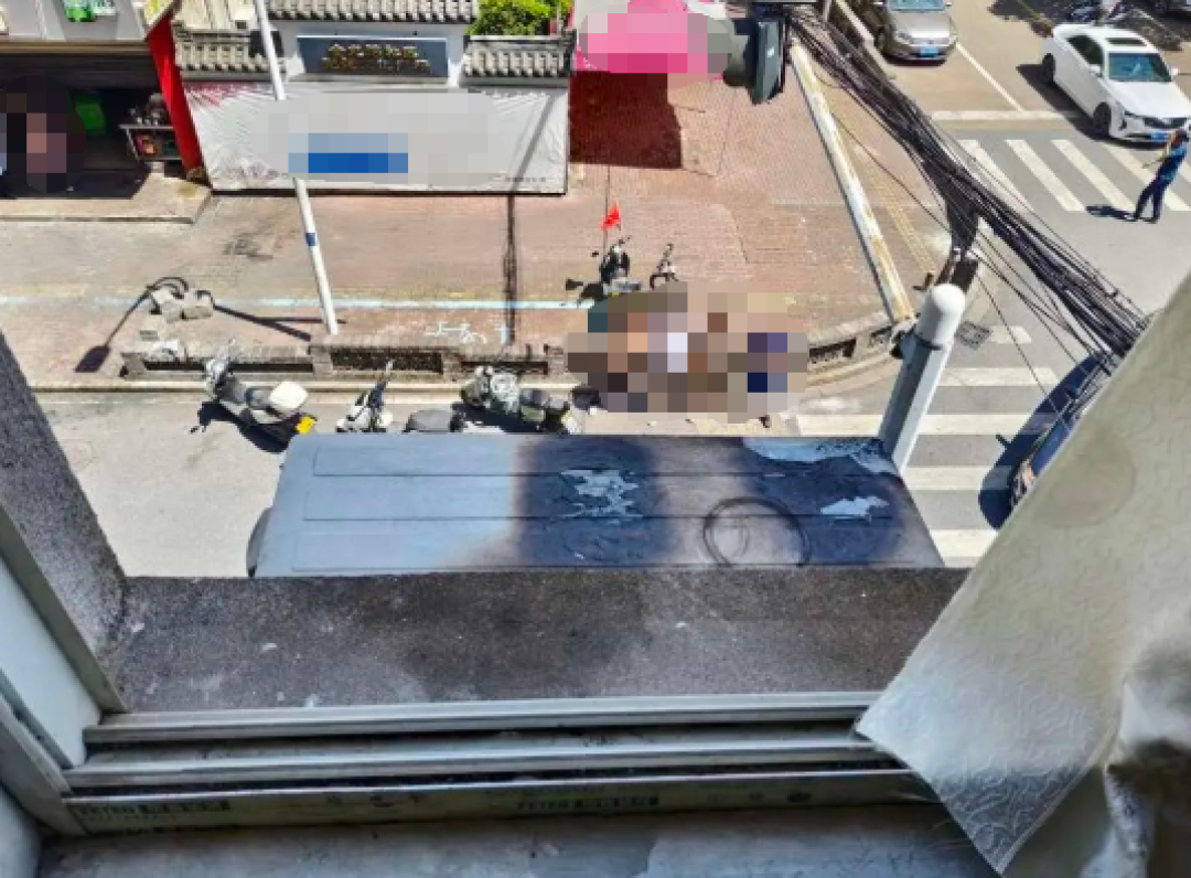 砰的一声巨响!按下空调遥控器 室外机当场爆炸起火