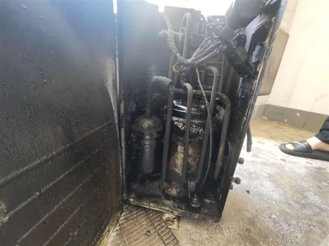砰的一声巨响!按下空调遥控器 室外机当场爆炸起火
