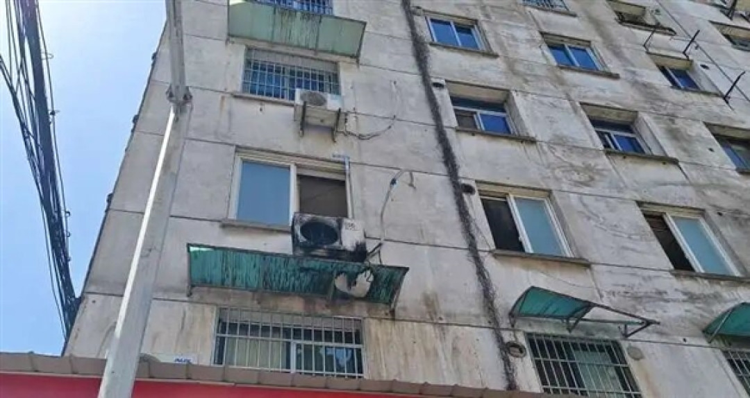 砰的一声巨响!按下空调遥控器 室外机当场爆炸起火