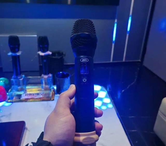 三款热门家庭KTV横评：谁才是客厅唱歌的真香选择？