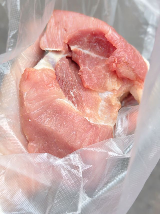 猪肉崩盘，土猪肉只要5元/斤，排骨15元，比白菜还便宜，明年猪肉会涨价吗？