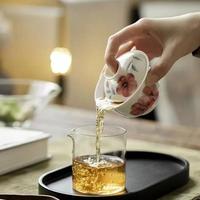 白瓷盖碗+玻璃杯+紫砂壶，这样选茶具才不翻车