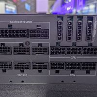 一口气六个16针供电接口！全汉3300W电源太霸道了