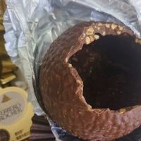 健达巧克力接连被曝吃出活虫发霉，费列罗回应引争议