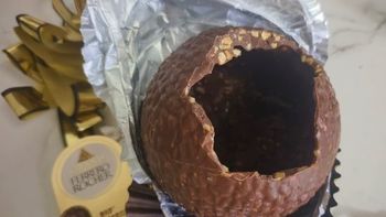 健达巧克力接连被曝吃出活虫发霉，费列罗回应引争议