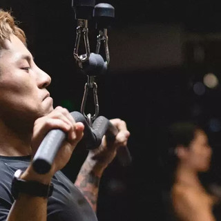 练铁人必看：这件「暗涌」速干T，终于治好我后背积水的毛病