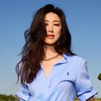 朱珠把蓝色衬衫穿火了！搭配白色半身裙，洋气高级，优雅减龄！