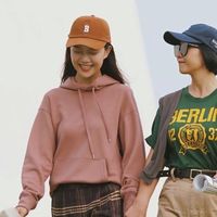 中老年女人佩戴帽子，记住这3戴3不戴原则，减龄又洋气，没大妈感